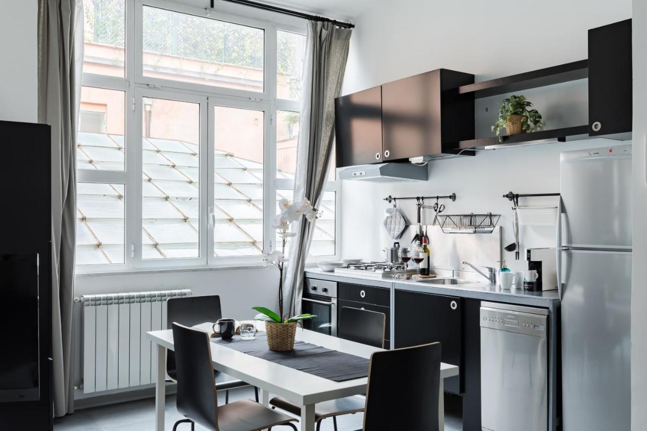 Trevi Fountain Modern Loft *