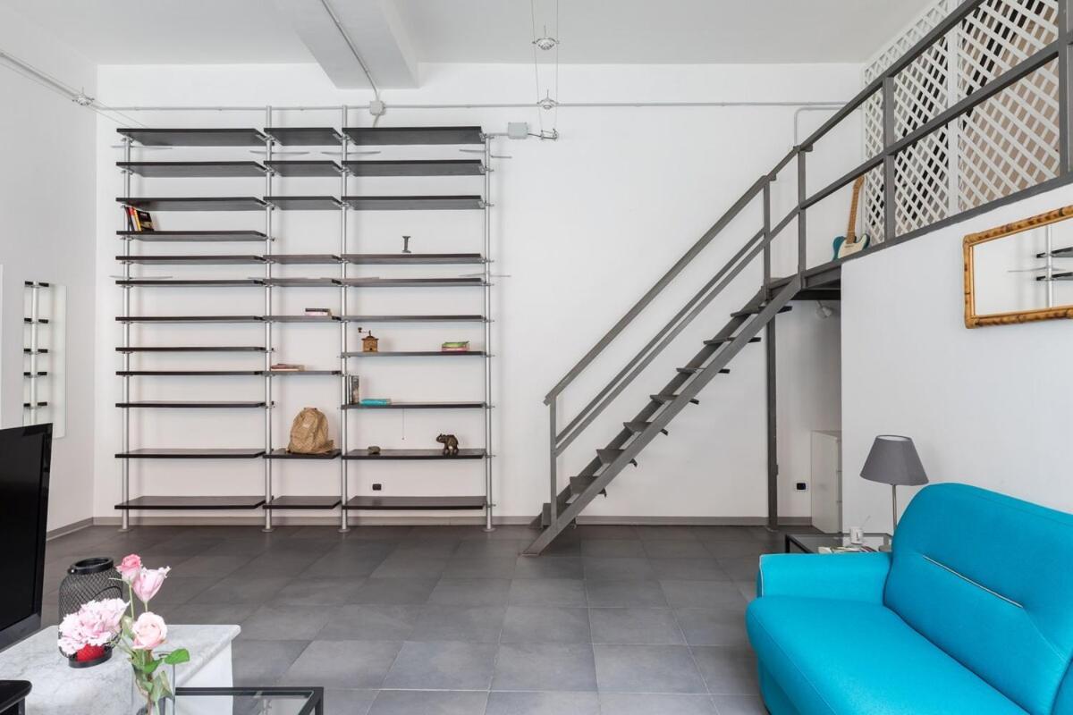 Trevi Fountain Modern Loft Rom